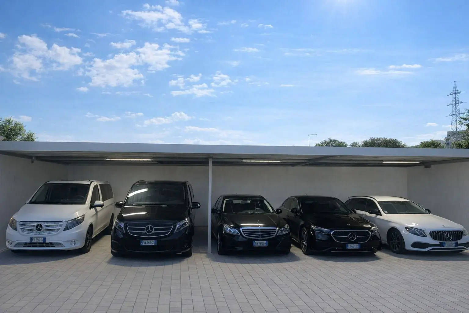 Mercedes Classe E W214 — berlina executive nera NCC Taxi Falduto Reggio Calabria