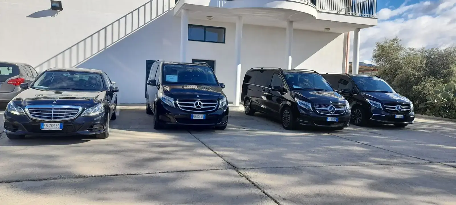 Mercedes Classe E nera — posteriore con logo NCC Taxi Falduto