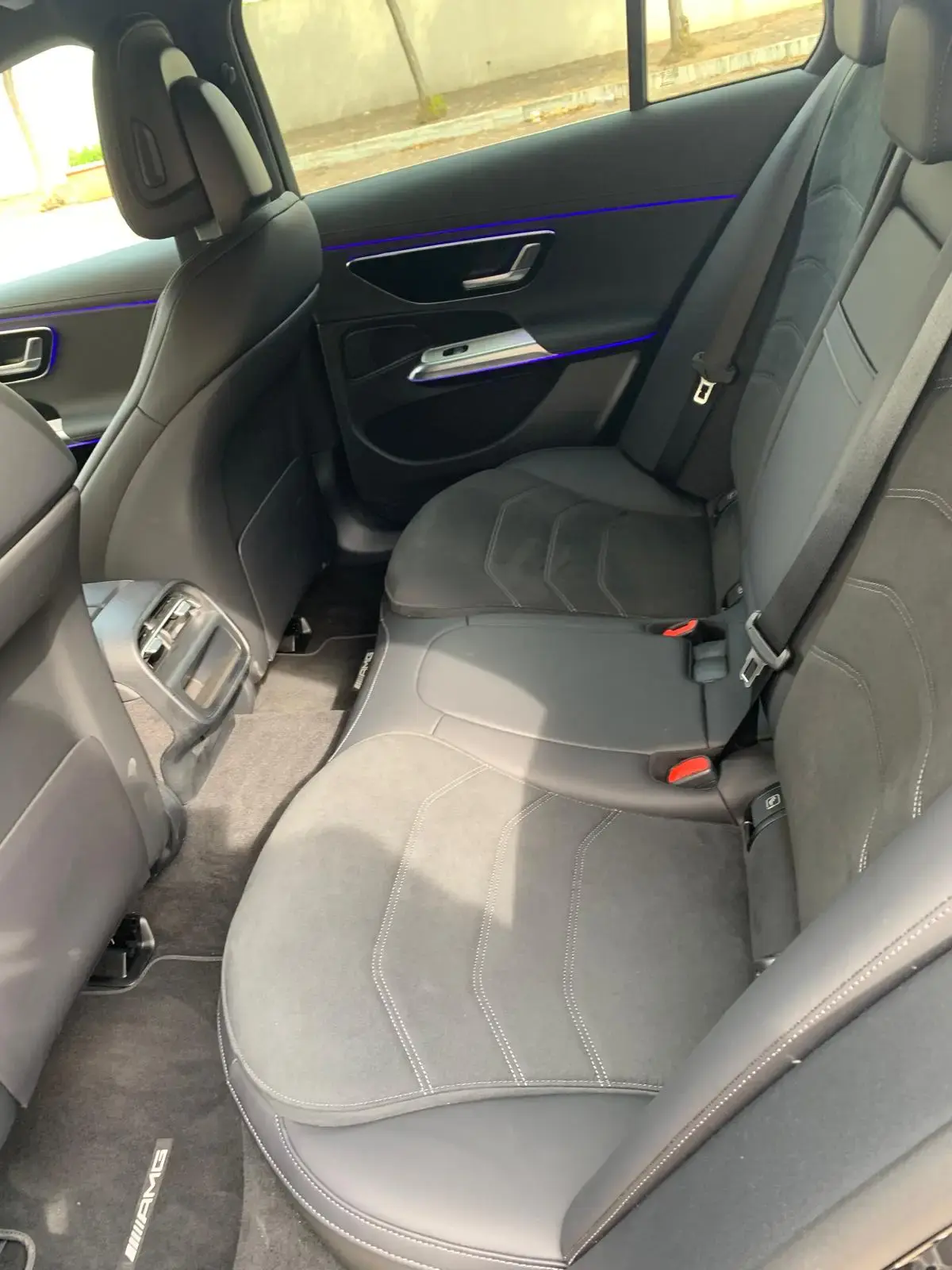 Flotta parcheggiata — due Mercedes Classe E NCC Taxi Falduto