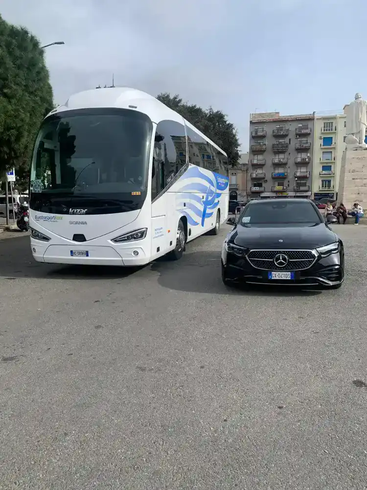 Mercedes Classe E W214 — vista frontale NCC Taxi Falduto