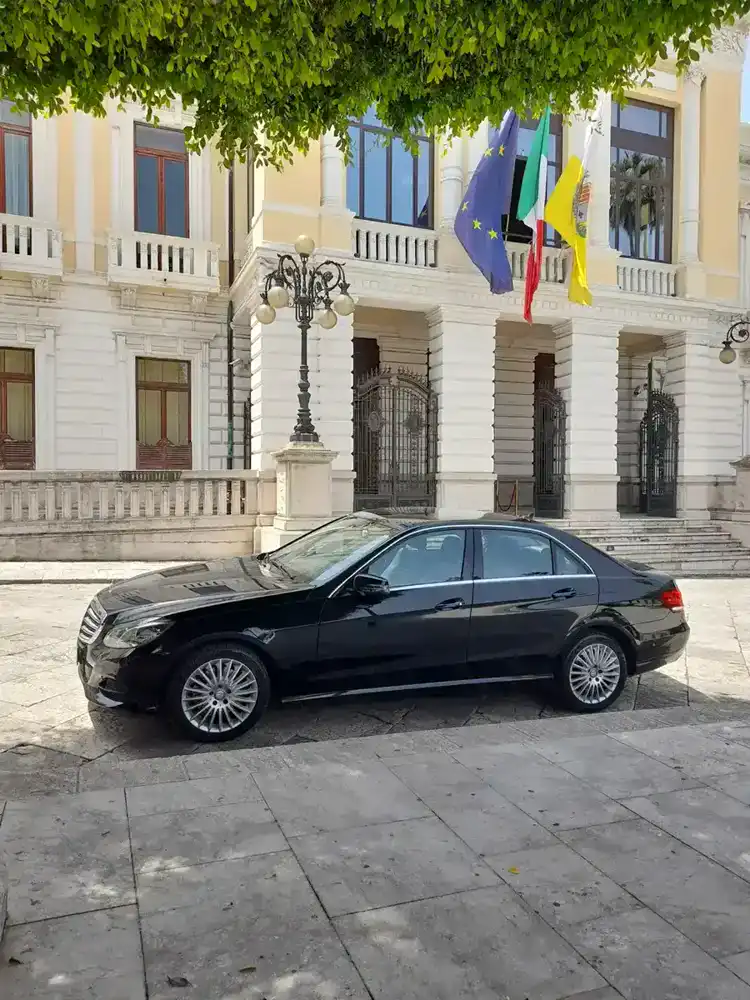 Mercedes Classe E — dettaglio fari anteriori LED NCC Taxi Falduto