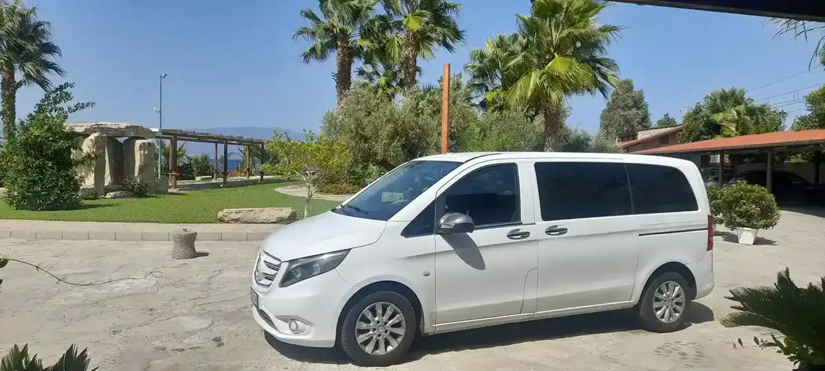 Abitacolo Mercedes Classe E con illuminazione ambient NCC Taxi Falduto